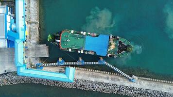 aéreo ver de un transportar barco anclado a gorontalo puerto en el Mañana foto
