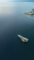 aéreo ver de pescar barco en el mar foto