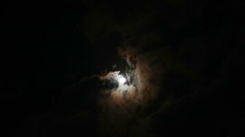 hermosa magia azul noche cielo con nubes y lleno Luna foto