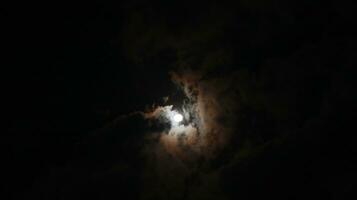 hermosa magia azul noche cielo con nubes y lleno Luna foto