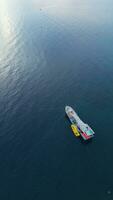 aéreo ver de pescar barco en el mar foto