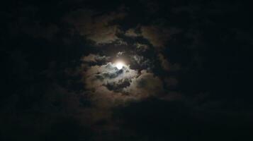 hermosa magia azul noche cielo con nubes y lleno Luna foto