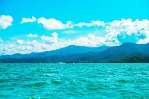 Khao empapar nacional parque, surat que yo, paisaje montañas con cola larga barco para viajeros, masticar lan lago, ratchaphapha presa, viaje naturaleza en tailandia, Asia verano vacaciones viaje viaje. foto