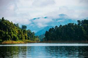 Khao empapar nacional parque, surat que yo, paisaje montañas con cola larga barco para viajeros, masticar lan lago, ratchaphapha presa, viaje naturaleza en tailandia, Asia verano vacaciones viaje viaje. foto