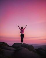 ai generado joven mujer caminante abierto brazos en parte superior de un montaña a amanecer. ai generativo foto