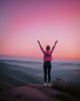 ai generado joven mujer caminante abierto brazos en parte superior de un montaña a amanecer. ai generativo foto