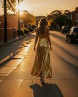 ai generado hermosa joven mujer en un largo amarillo vestir caminando en el calle a puesta de sol. ai generativo foto