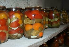 frascos de un variedad de en escabeche vegetales . Enlatado y Preservado alimentos conservas foto