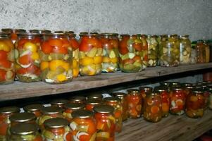 frascos de un variedad de en escabeche vegetales . Enlatado alimentos conservas foto