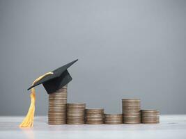 graduación sombrero en apilar de monedas el concepto de ahorro dinero para educación, estudiante préstamo, beca, matrícula Tarifa foto