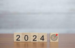 contento nuevo año 2024 con blanco antecedentes. el concepto de objetivo logro , objetivo, estrategia y éxito en 2024 foto