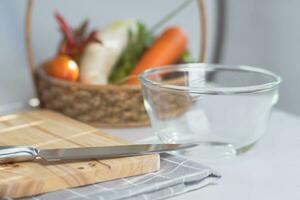 orgánico vegetales y cocina utensilios preparado para Cocinando en el cocina. sano hecho en casa comida foto