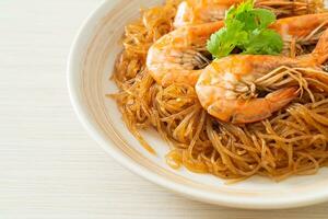 camarones a la cazuela o al horno con fideos de vidrio foto