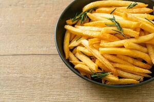 papas fritas con crema agria y salsa de tomate foto