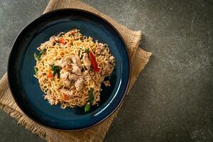 fideos instantáneos salteados con albahaca y carne de cerdo picada foto