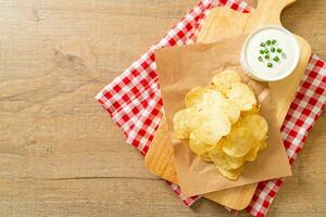 papas fritas con crema agria foto