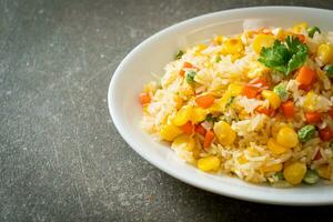 arroz frito con verduras mixtas y huevo foto