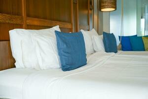 comfortable pillows and white pillows on bed photo