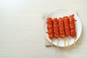 Brocheta de salchicha frita con salsa de tomate foto