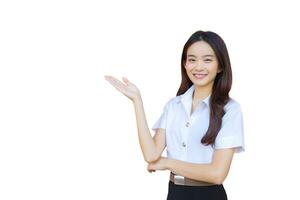 retrato de un adulto tailandés estudiante en Universidad estudiante uniforme. asiático hermosa niña en pie a presente alguna cosa con confianza mientras aislado en blanco antecedentes. foto