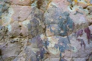 cerca arriba de el acantilado Roca superficie, un natural fenómeno causado por agua erosión a formar sedimentario capas. foto