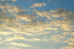 puesta de sol cielo con crepúsculo color cielo y nubes para antecedentes o amanecer cielo y nube a Mañana. foto