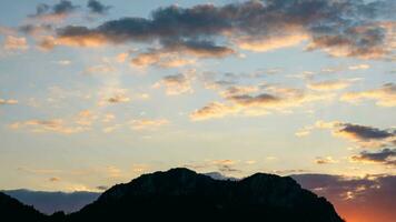 puesta de sol cielo con crepúsculo color cielo y nubes para antecedentes o amanecer cielo y nube a Mañana. foto