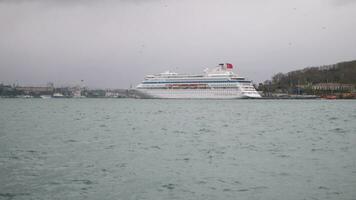 Peru Istambul 19 Junho 2023. costa venezia cruzeiro navio dentro Galataporto, Istambul video