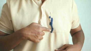 chemise avec bleu encre tache . video