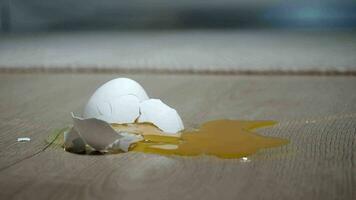 frisch gebrochen Ei im Küche Fußboden video