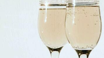 Champagne verser dans une verre sur pétillant or Contexte video