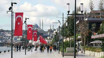 Kalkon istanbul 17 augusti 2023. bred vinkel se av galataport med gående människor, video