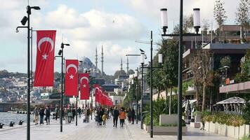 Peru Istambul 17 agosto 2023. Largo ângulo Visão do galataport com caminhando pessoas, video