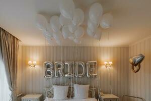 el de la novia habitación es decorado con globos antes de el Boda día. foto