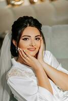 retrato de el novia con estudio ligero en su habitación. genial pelo y constituir. Mañana de el novia. preparación para el Boda ceremonia foto