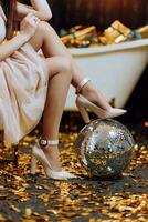 un mujer pierna con tacones altos Zapatos soportes en un disco capa, en el antecedentes de nuevo años regalos en oro envoltorios foto