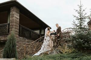 un longitud total foto de el novia y novio en un elegante escalera