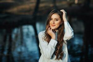 joven contento embarazada mujer relajante y disfrutando vida en naturaleza. el belleza de un mujer durante el embarazo. otoño estado animico durante el embarazo. yo mejora. foto