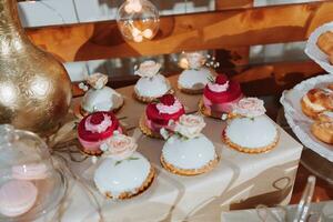 festivo postre mesa con dulces Boda caramelo bar, varios pasteles, chocolates en soportes foto