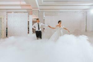 el Boda de el novia y novio en un elegante restaurante con genial ligero y atmósfera. pesado fumar foto