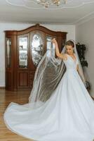 retrato de un hermosa niña en un Boda vestido. moda, glamour, conceptos. el Mañana de el novia, el novia vestidos y prepara para el Boda ceremonia foto