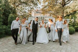 un hermosa Pareja a un Boda con amigos en un hermosa ubicación, escenificado foto