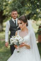 hermosa boda, un hermosa Pareja en amar, en el antecedentes de un verde jardín, el novia en el primer plano. alto calidad foto