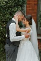 un hermosa boda, un hermosa Pareja en amar, riendo y besos en contra el antecedentes de un verde jardín. alto calidad foto