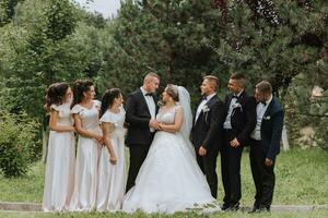 un hermosa Pareja a un Boda con amigos en un hermosa ubicación, escenificado foto