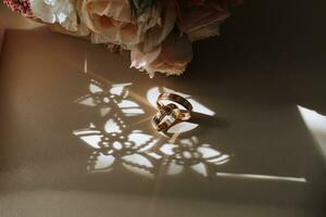 oro Boda anillos en luz de sol, hermosa Destacar en oro Boda anillos foto