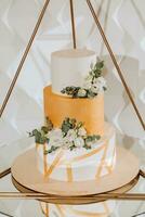 un delicioso boda. tres niveles pastel decorado con flores caramelo bar para un banquete. celebracion concepto. de moda postres mesa con dulces, dulces. frutas foto