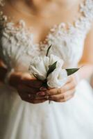 novia es participación flor en el ojal en su manos. Boda flores foto