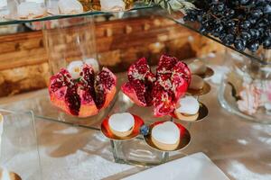 un delicioso boda. caramelo bar con varios bombones celebracion concepto. de moda postres mesa con dulces, dulces. foto