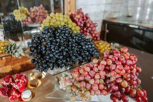 un delicioso boda. caramelo bar con varios bombones Fruta mesa. celebracion concepto. de moda postres mesa con dulces, dulces. foto